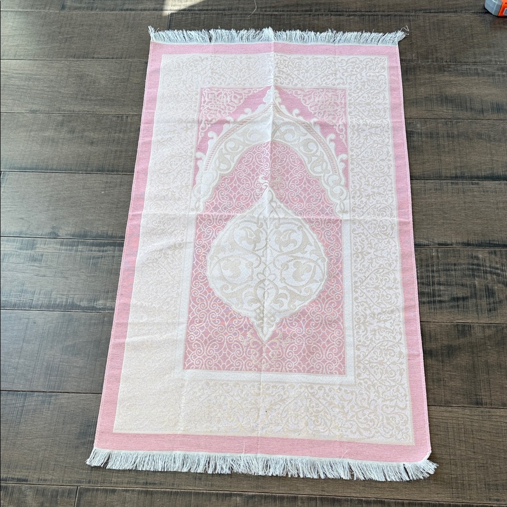 NWOT TRAVEL PRAYER RUG Pink and White Bath Mat
